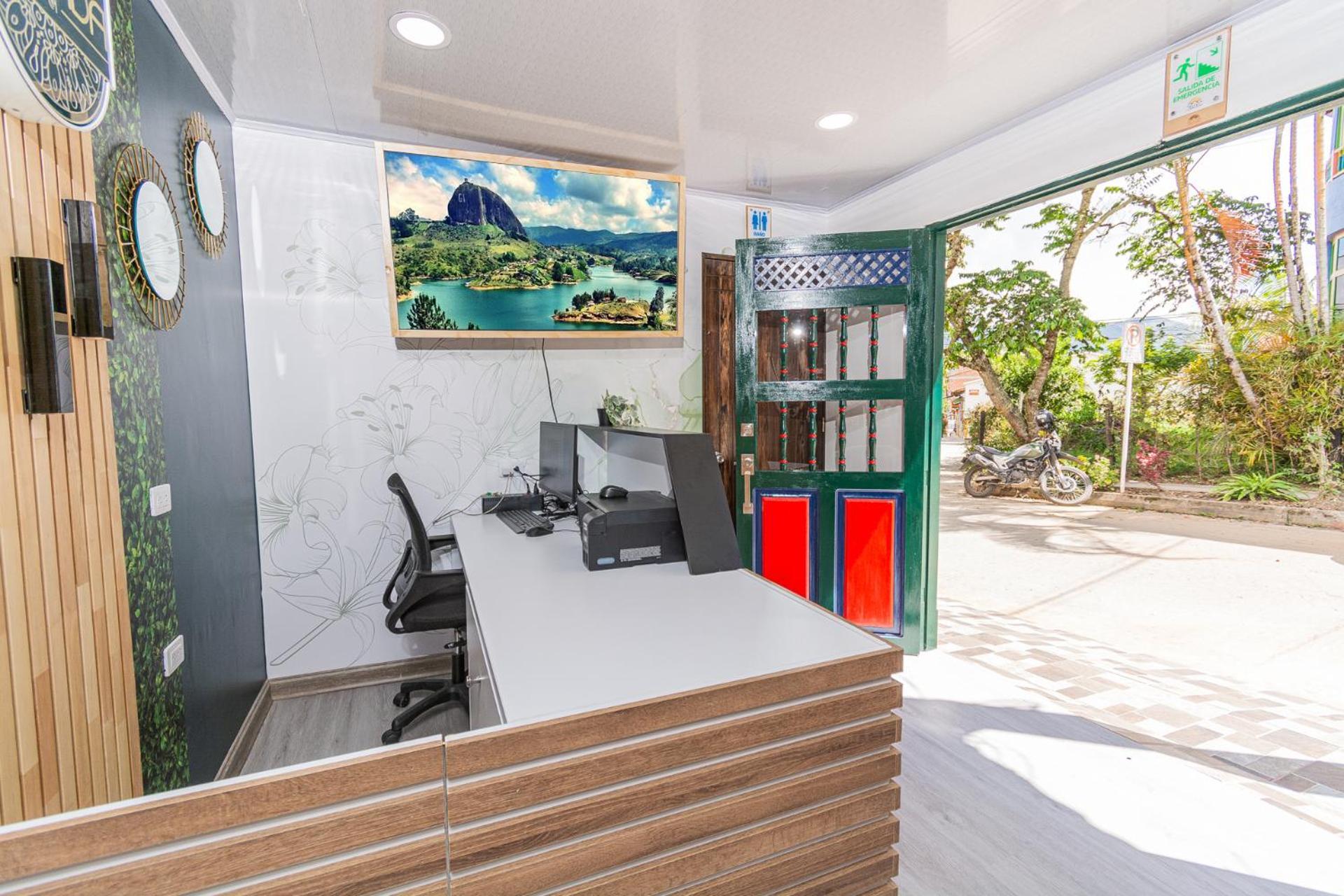 Nomada Hotel Гуатапе Экстерьер фото